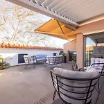 Daire Magnificent Rooftop Jacuzzi & Terrace Olia