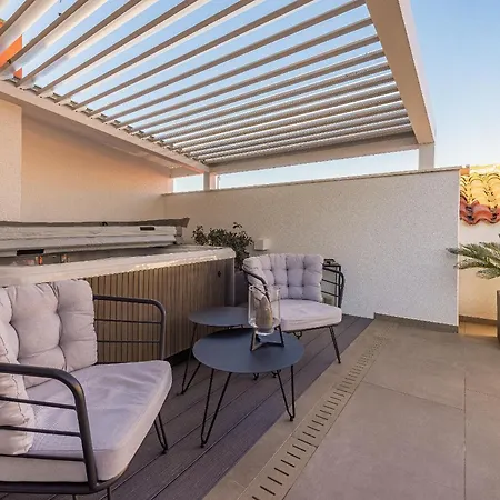 아파트 Magnificent Rooftop Jacuzzi & Terrace Olia *